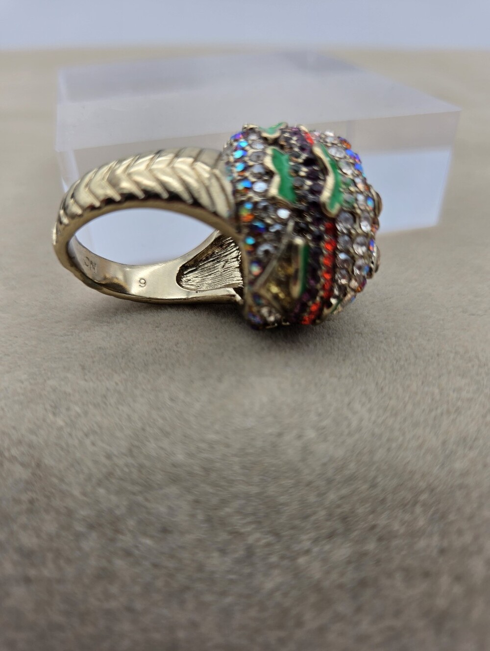 HEIDI DAUS Cocktail Ring Size 9 Hamburger Gold Tone Crystal Enamel Signed - Picture 5 of 7